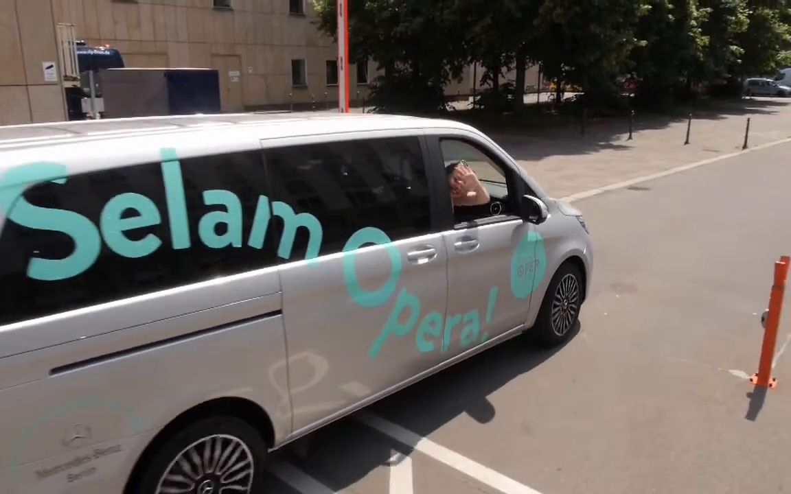 The silver minibus with the turquoise lettering “Selam Opera!” leaves Berlin on 29 May 2016.